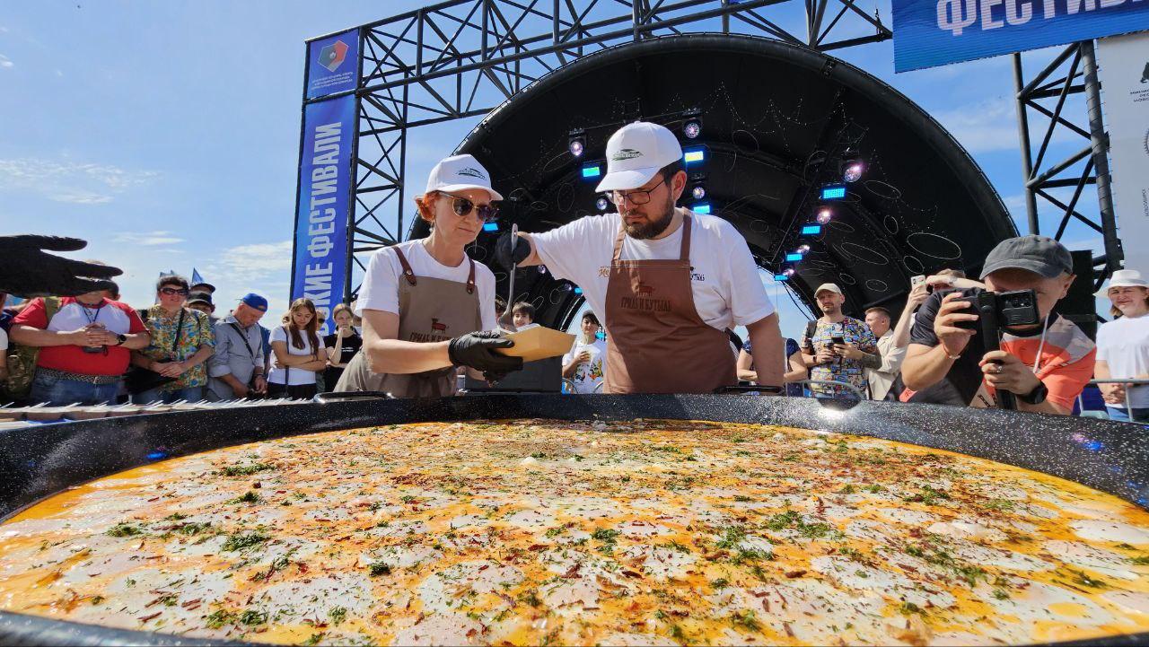 Фото Гигантская яичница и турнир по ловле рыбы. Опубликованы кадры масштабного «Пикник феста» на Михайловской набережной 4 - Сиб.ФМ Фото Гигантская яичница и турнир по ловле рыбы. Опубликованы кадры масштабного «Пикник феста» на Михайловской набережной 4